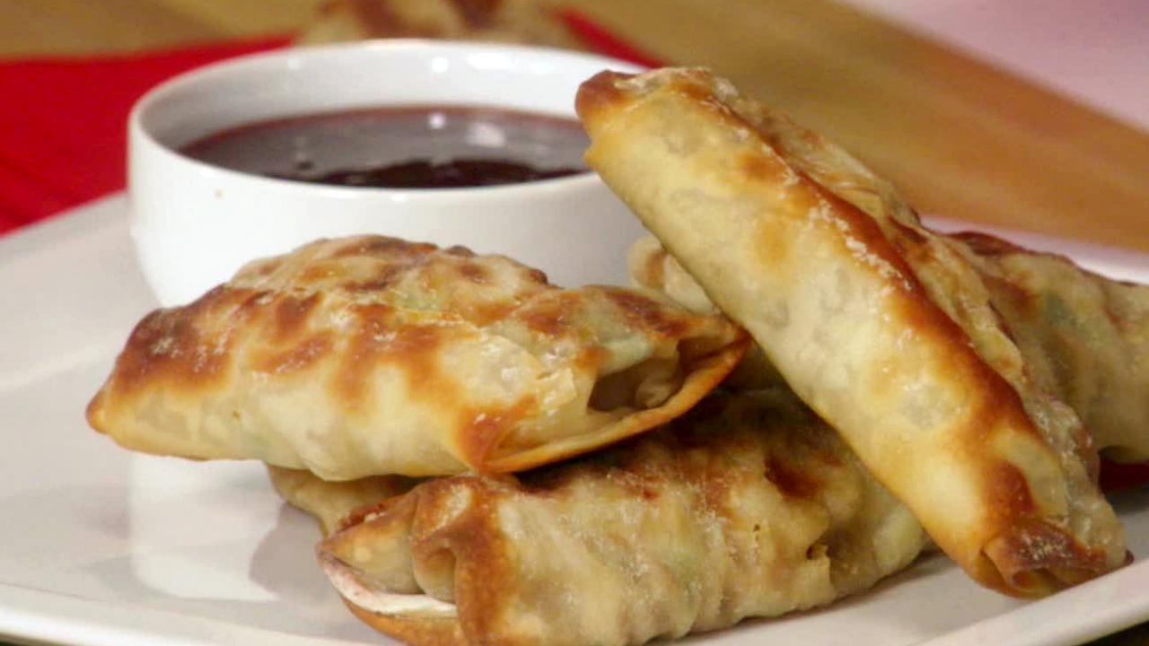 https://food.fnr.sndimg.com/content/dam/images/food/fullset/2012/1/26/1/HI0212H_shrimpylicious-egg-rolls_s4x3.jpg.rend.hgtvcom.1280.720.suffix/1371603407871.jpeg