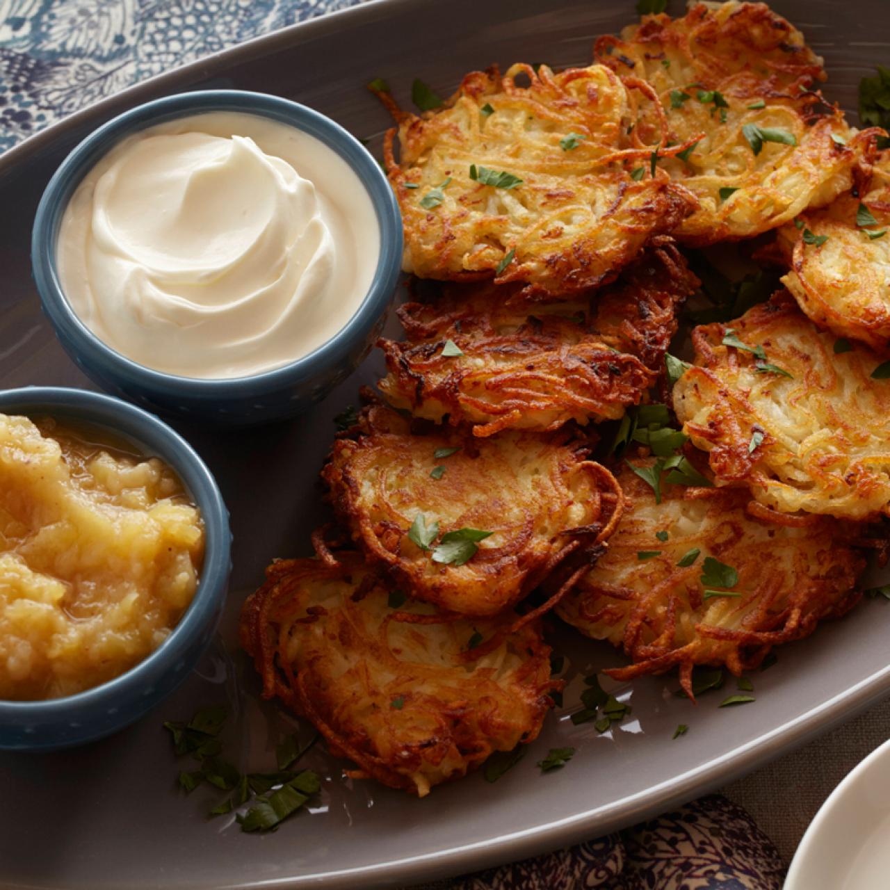 https://food.fnr.sndimg.com/content/dam/images/food/fullset/2012/10/11/0/FN_Potato-Latkes_s4x3.jpg.rend.hgtvcom.1280.1280.suffix/1382542094439.jpeg