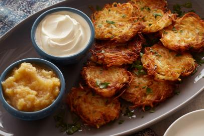 https://food.fnr.sndimg.com/content/dam/images/food/fullset/2012/10/11/0/FN_Potato-Latkes_s4x3.jpg.rend.hgtvcom.406.271.suffix/1382542094439.jpeg