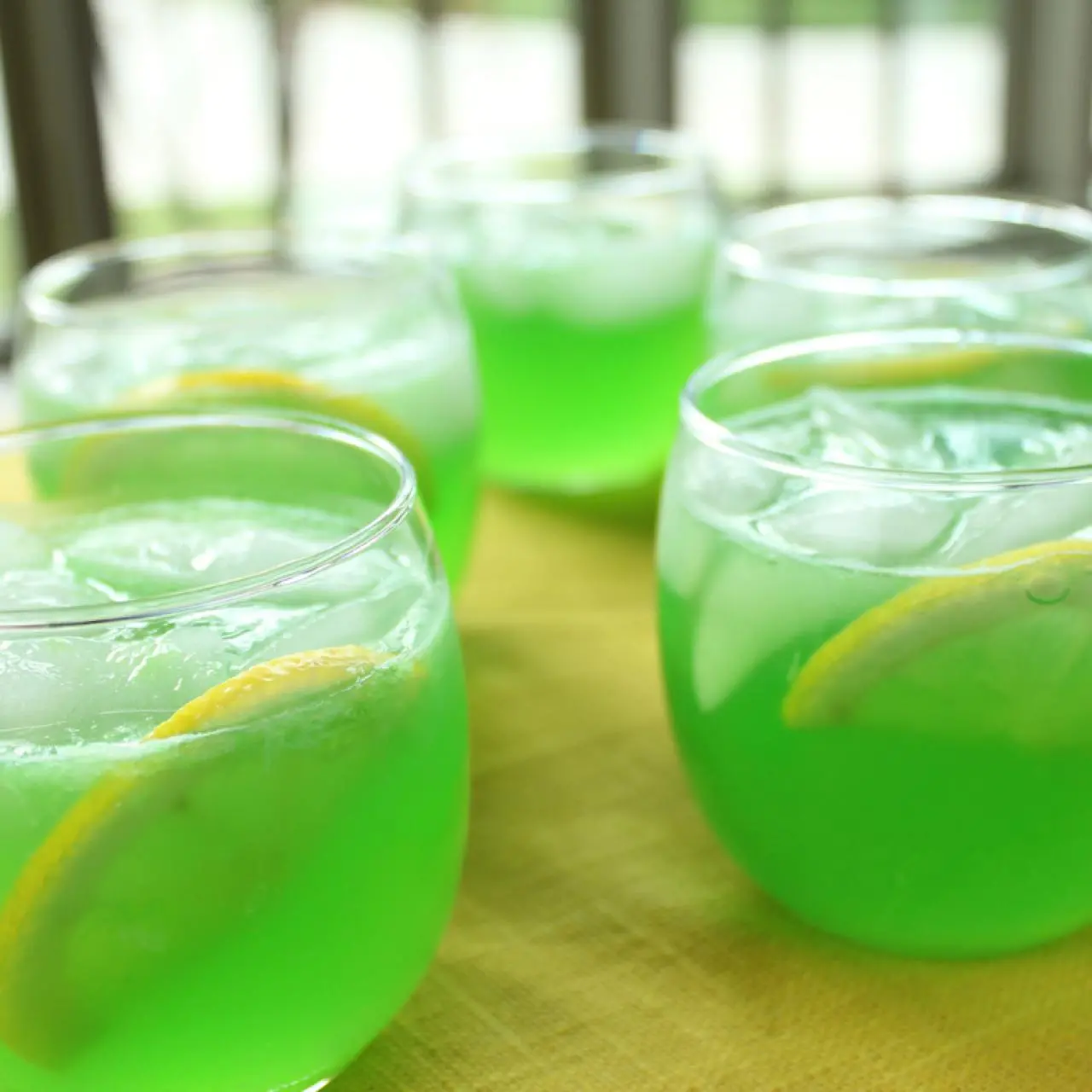 https://food.fnr.sndimg.com/content/dam/images/food/fullset/2012/10/16/0/YW0207_Green-Punch_s4x3.jpg.rend.hgtvcom.1280.1280.suffix/1371611964225.webp