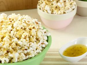 GH0433H_popcorn-with-herbs-de-provence-and-asiago-cheese-recipe_s4x3