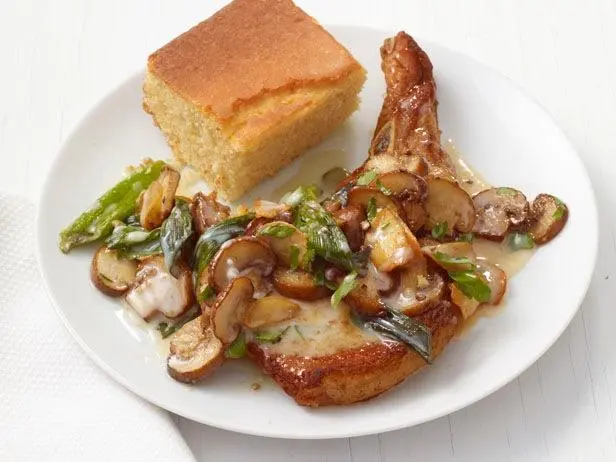 Pork Chops with Mushroom Gravy (Pork Chops with Mushroom Gravy)