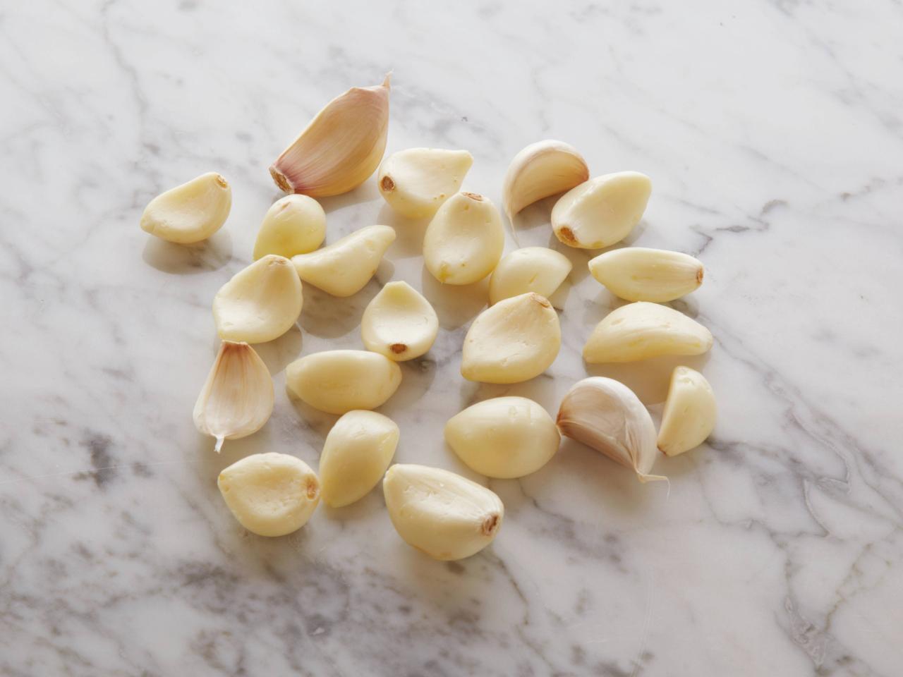 How To Peel Garlic (3 Fast & Easy Methods) 