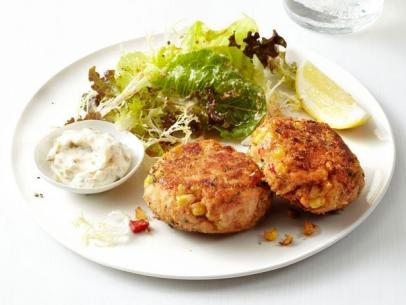 https://food.fnr.sndimg.com/content/dam/images/food/fullset/2012/11/13/2/FNM_120112-Salmon-Cakes-With-Salad-Recipe_s4x3.jpg.rend.hgtvcom.406.305.suffix/1380901957341.jpeg