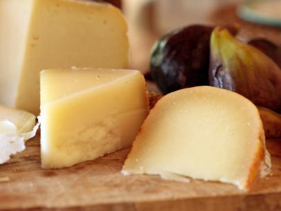 https://food.fnr.sndimg.com/content/dam/images/food/fullset/2012/11/14/0/CCUTG303_Pecorino-Cheese-and-Figs-recipe_s4x3.jpg.rend.hgtvcom.406.305.suffix/1371611890088.jpeg