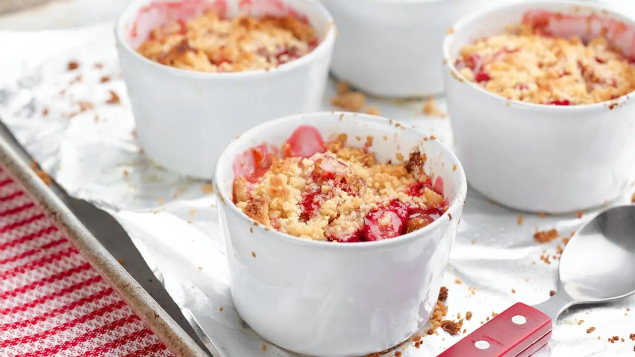 Strawberry Rhubarb Crumbles