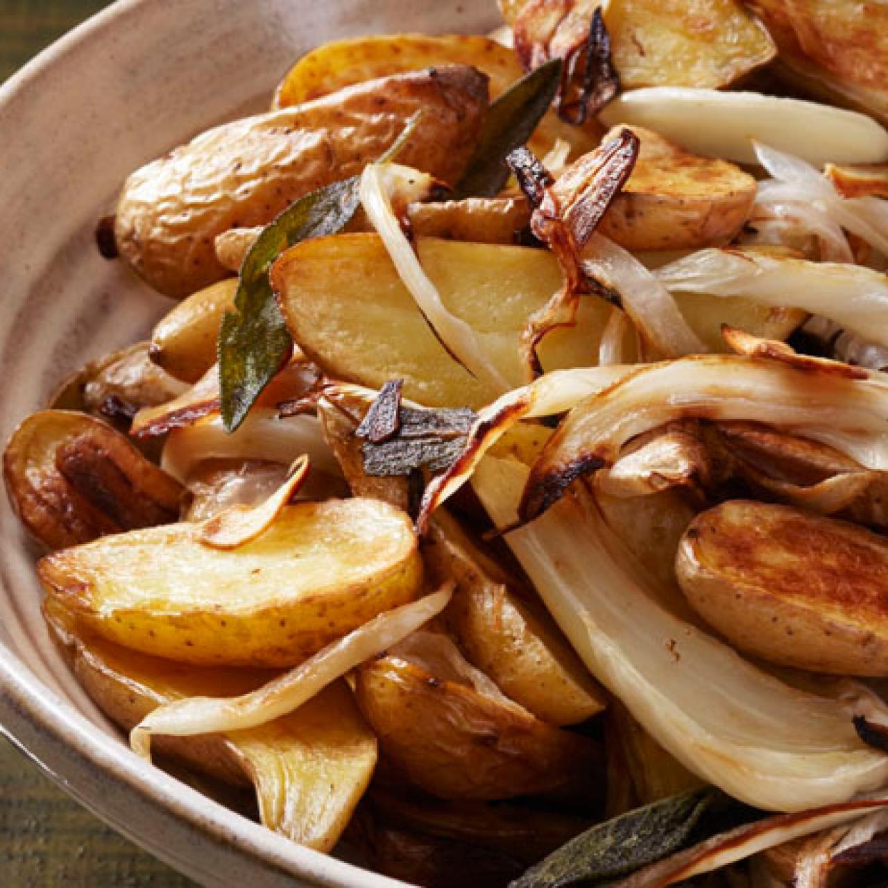 https://food.fnr.sndimg.com/content/dam/images/food/fullset/2012/12/20/0/FNM_010113-Roasted-Potatoes-and-Fennel-Recipe_s4x3.jpg.rend.hgtvcom.1280.1280.suffix/1371612011301.jpeg