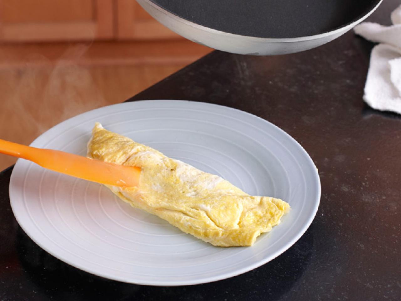 Cracking egg tips from world's fastest omelette maker