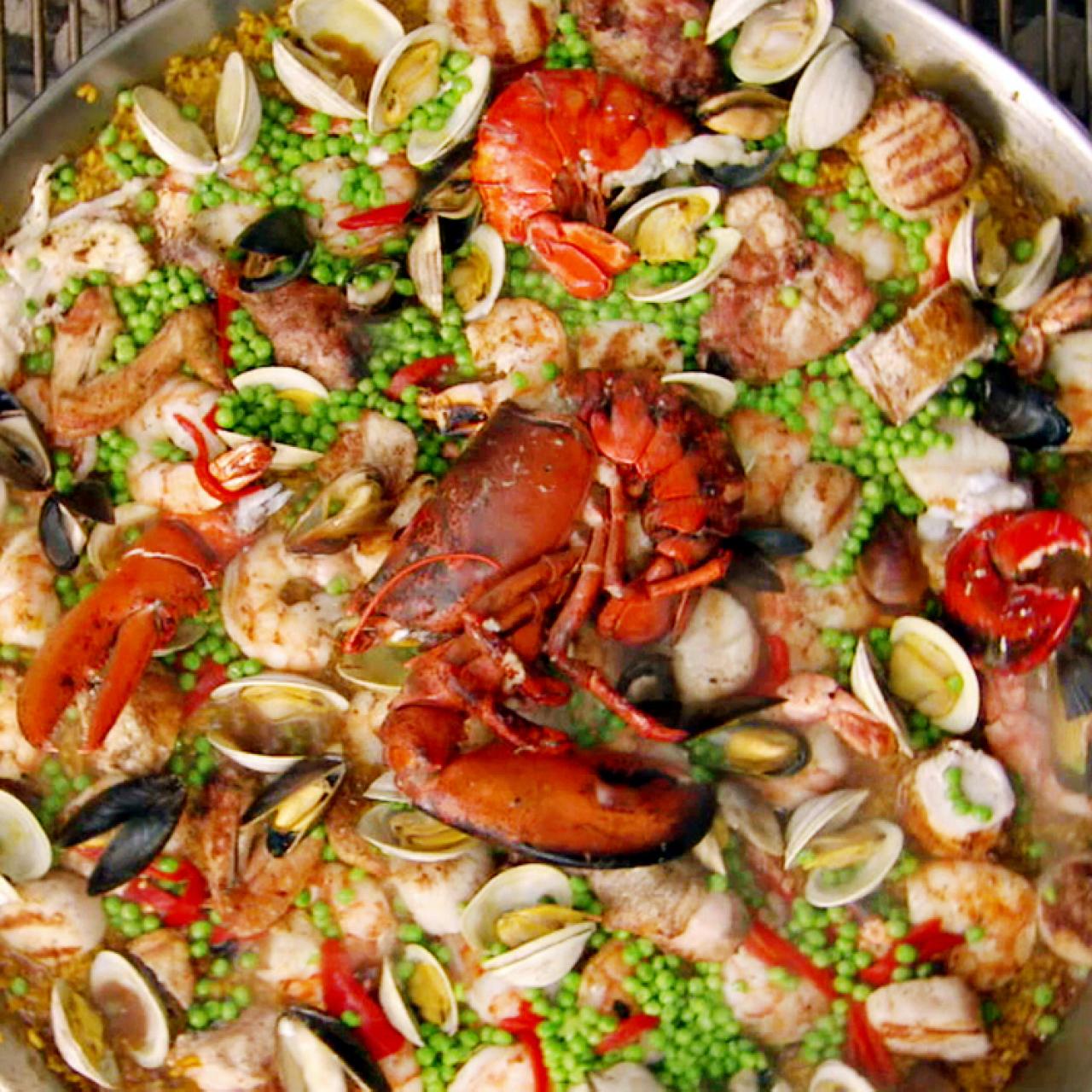 First ever paella cooked on a 12 lodge, turned out great with chicken,  shrimp, mussels, and clams! : r/castiron