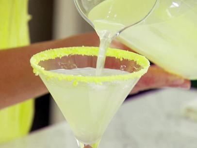 A lemon meringue martini is poured.