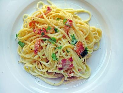 https://food.fnr.sndimg.com/content/dam/images/food/fullset/2012/3/14/0/fnd_spaghetti-alla-carbonara_s4x3.jpg.rend.hgtvcom.406.305.suffix/1371603434404.jpeg