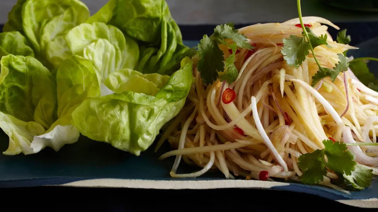 Papaya Salad Lettuce Wraps