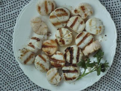 https://food.fnr.sndimg.com/content/dam/images/food/fullset/2012/4/19/0/fnd-grilled-scallops_s4x3.jpg.rend.hgtvcom.406.305.suffix/1371606261451.jpeg