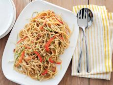 Try Food Network's Melissa d'Arabian's 20-minute recipe for Sesame and Peanut Noodles for tonight's Meatless Monday dinner.
