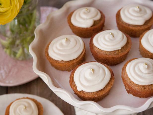 coconut carrot cake cupcakes