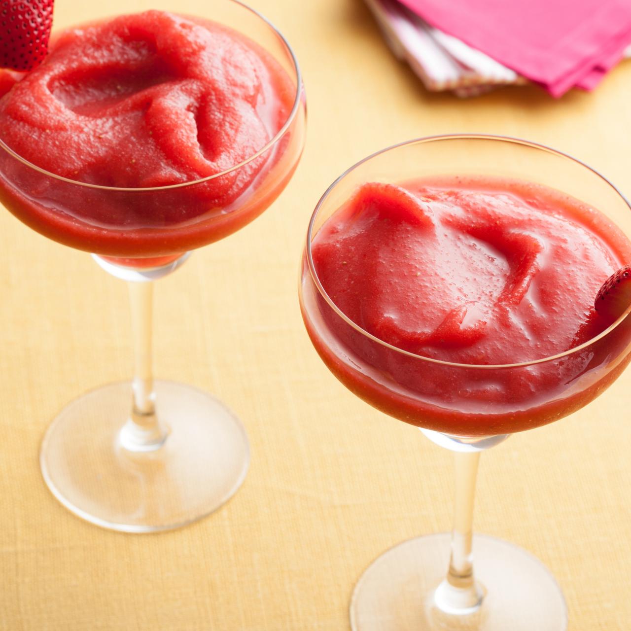 https://food.fnr.sndimg.com/content/dam/images/food/fullset/2012/5/18/0/ES-Allen_fresh-strawberry-daiquiri-1_s4x3.jpg.rend.hgtvcom.1280.1280.suffix/1371607210680.jpeg