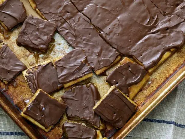 How to Make Christmas Cracker Candy | Sweet and Saltines Recipe | Trisha Yearwood | Food Network