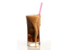 Too much soda can mean lots of empty calories and excess sugar. Diet beverages can be a guilt-free choice. But if you need that fizzy fix, is it better to swig sugar or artificial sweeteners? What about the caffeine and phophorus?