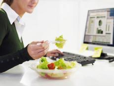 Having a hectic day? Don’t let your healthy eating habits slip through the cracks. Follow these 5 tips to make sure you stay on track when you're at the office.