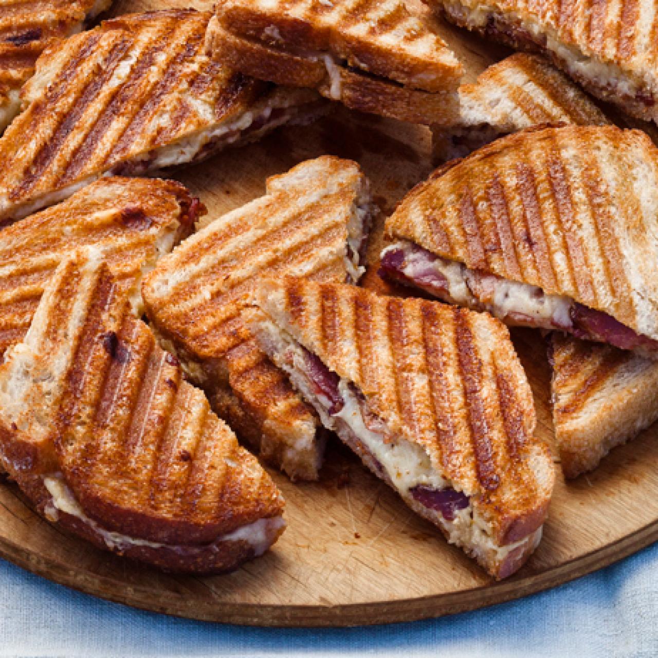 https://food.fnr.sndimg.com/content/dam/images/food/fullset/2012/7/25/5/FNM_090112-Ina-Garten-Ultimate-Grilled-Cheese-Recipe_s4x3.jpg.rend.hgtvcom.1280.1280.suffix/1371609382658.jpeg