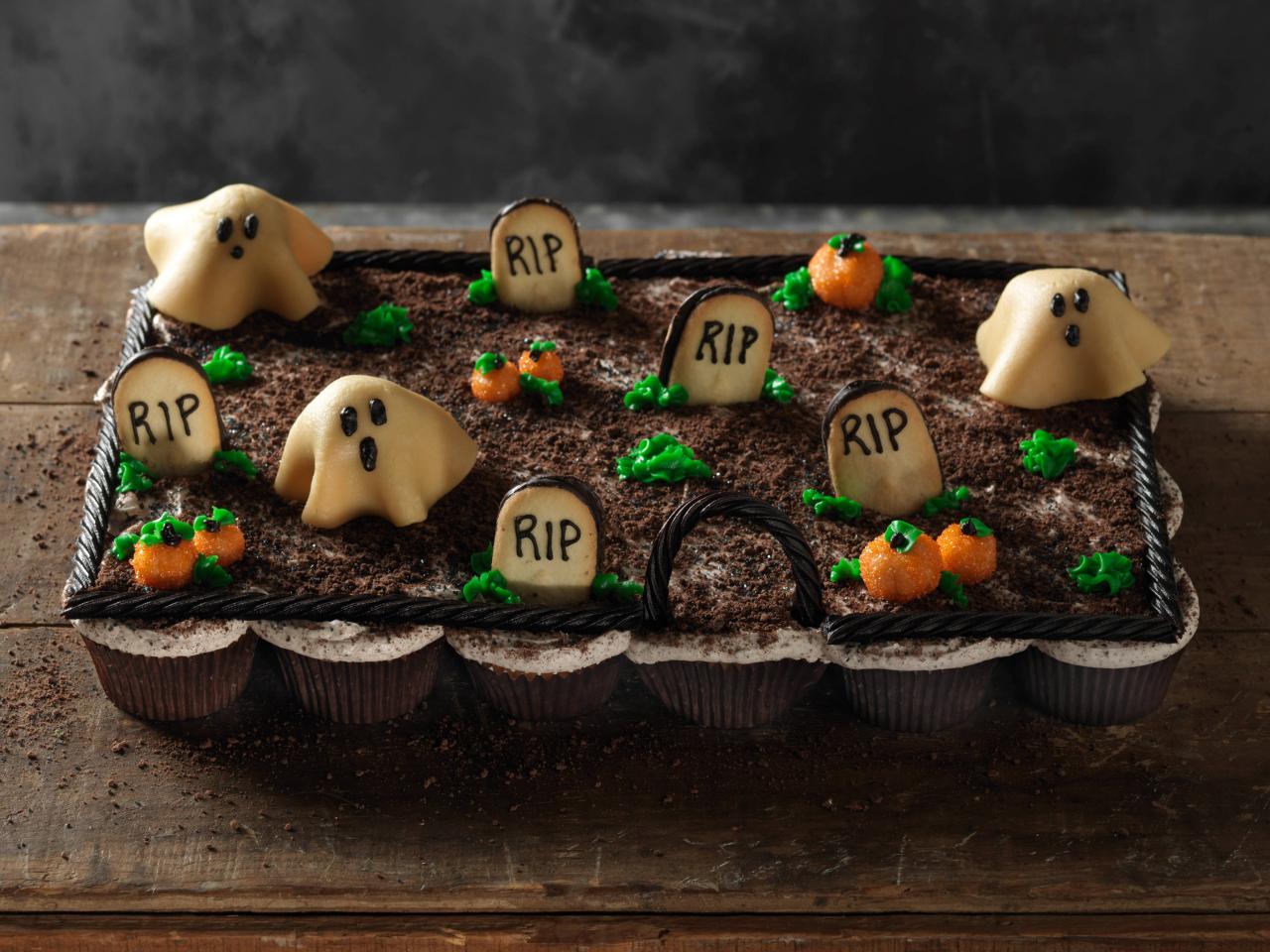 Dig_FN_Halloween_Pull_Apart_Graveyard_Cupcakes_24.