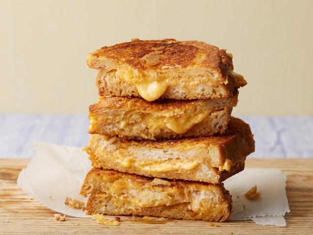 Melissa d'Arabian's Grilled Cheddar Cheese Sandwich On Food Network's Ten Dollar Dinners