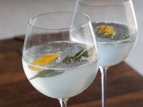 Spiked-Gin Lemonade for a Simple Labor Day Soirée