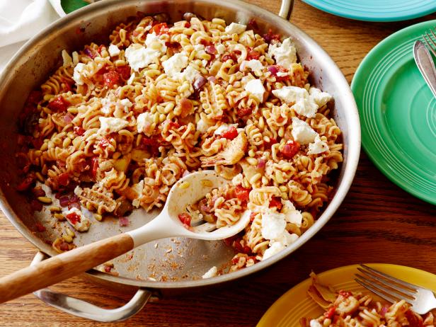 PANTRY PASTA
Ree Drummond
The Pioneer Woman/All Stocked Up
Food Network
Red Onion, Olive Oil, Diced Tomatoes, Chicken Stock, White Wine, Assorted Olives, Artichoke
Hearts, Garlic, Salt, Pepper, Pasta, Jarred Pesto, Feta, Drytoasted
Pine Nuts