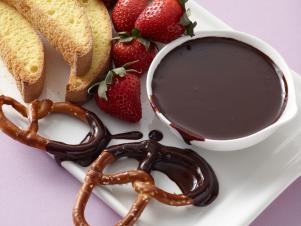 FN-Kitchens_slow-cooker-chocolate-fondue-recipe_s4x3