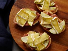 Baked Prosciutto and Brie with Apple Butter