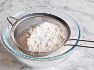 fn_butter-spritz-cookies-step-03_s4x3