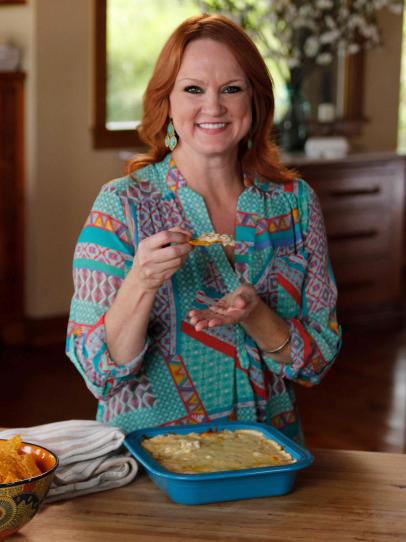 https://food.fnr.sndimg.com/content/dam/images/food/fullset/2013/10/9/0/WU0604_Pioneer-Woman-Ree-Drummond_s3x4.jpg.rend.hgtvcom.406.542.suffix/1381347260979.jpeg