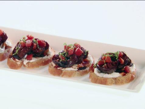 Crostini with Poached Figs and Goat Cheese