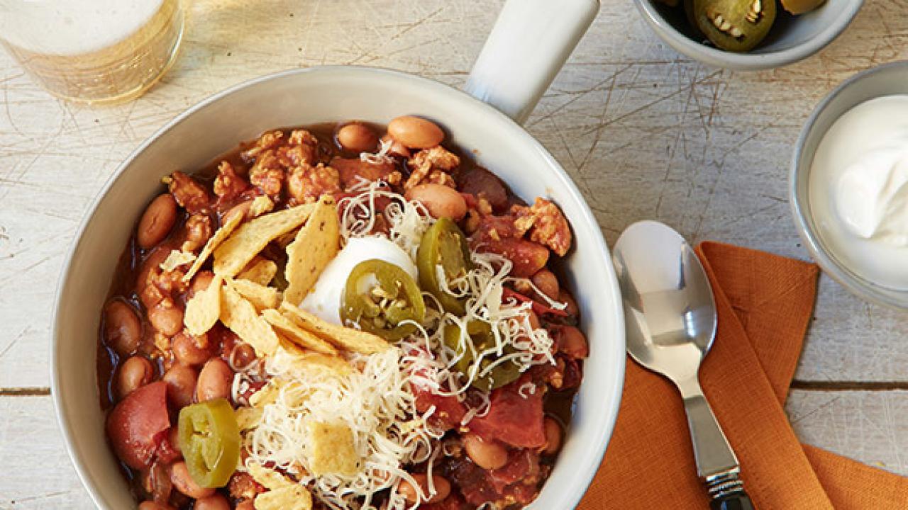 https://food.fnr.sndimg.com/content/dam/images/food/fullset/2013/11/27/0/FN_Slow-Cooker-Turkey-Chili_s4x3.jpg.rend.hgtvcom.1280.720.suffix/1387416657880.jpeg