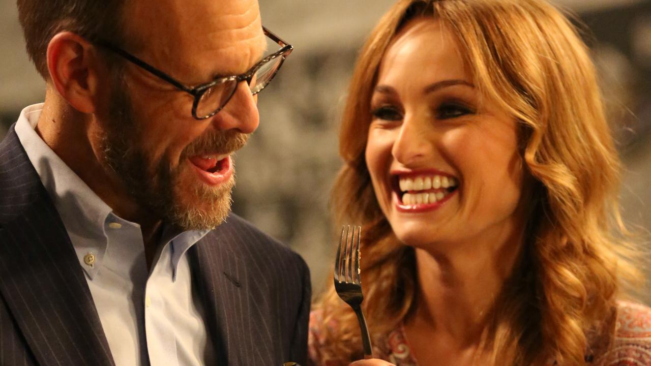 https://food.fnr.sndimg.com/content/dam/images/food/fullset/2013/12/11/0/KT0205H_Giada-de-Laurentiis-and-Alton-Brown-Horz_s4x3.jpg.rend.hgtvcom.1280.720.suffix/1387411744518.jpeg