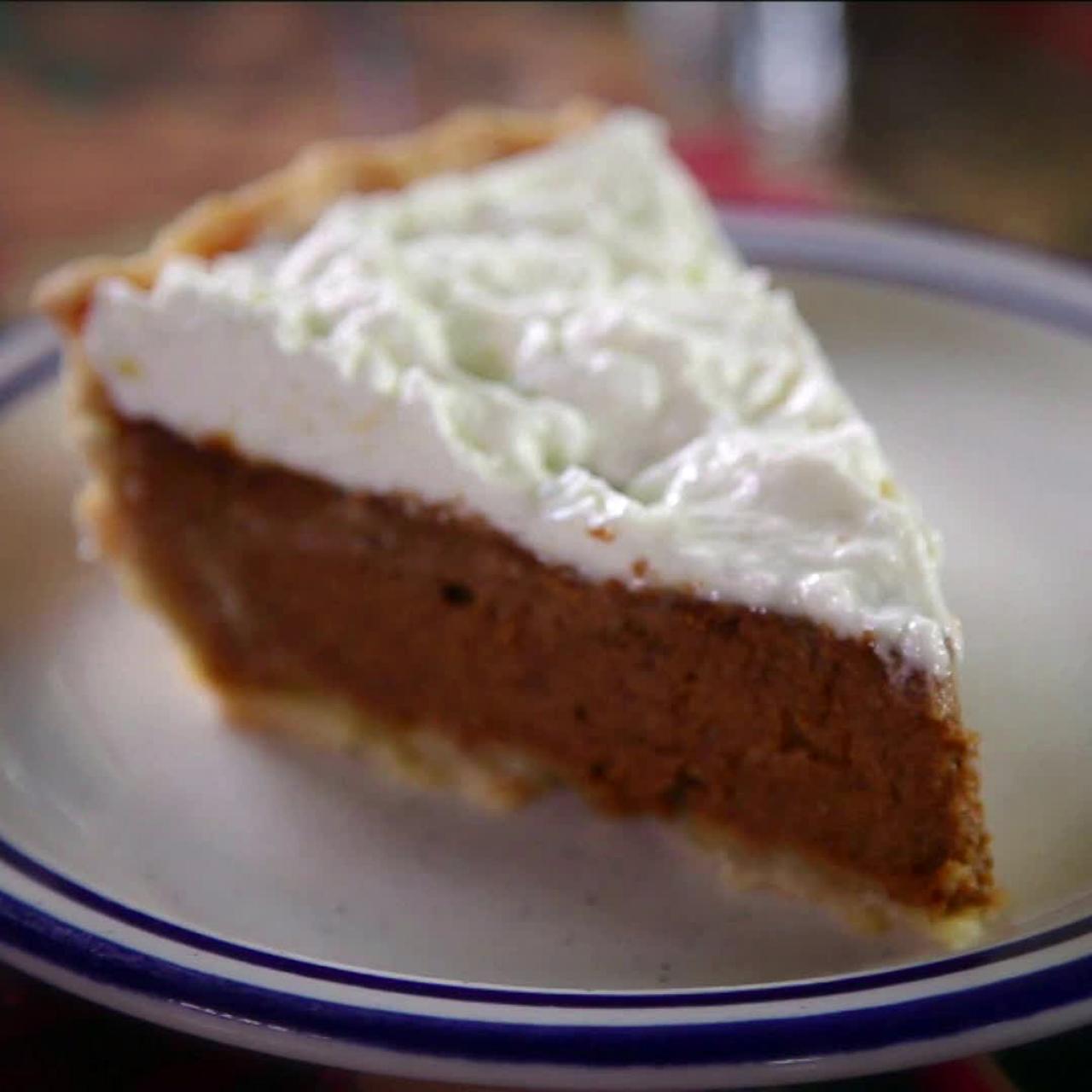 https://food.fnr.sndimg.com/content/dam/images/food/fullset/2013/12/4/0/DV1807H_deep-dish-pumpkin-pie-recipe_s4x3.jpg.rend.hgtvcom.1280.1280.suffix/1387410389999.jpeg