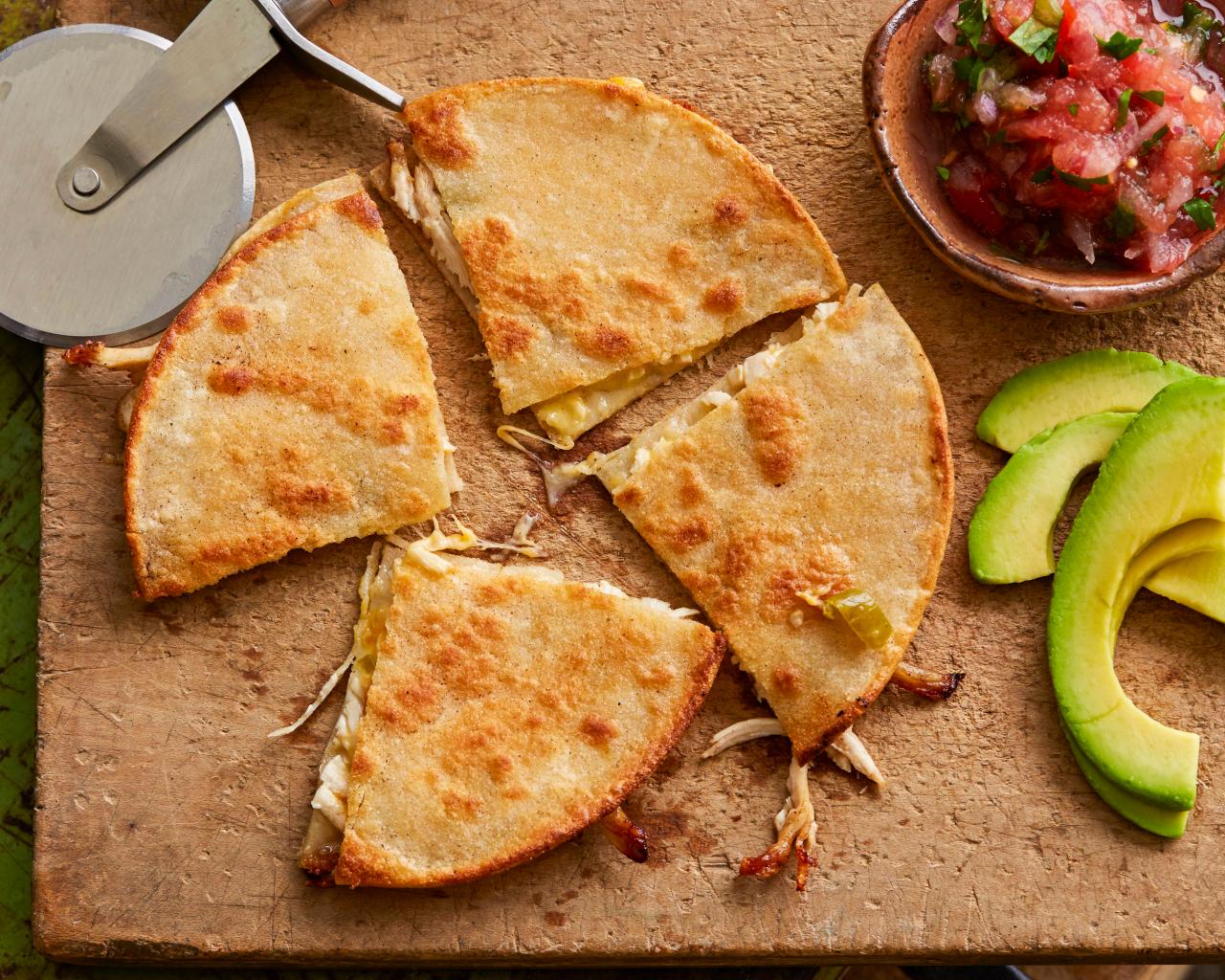 https://food.fnr.sndimg.com/content/dam/images/food/fullset/2013/12/9/0/FNK_Chicken-Chili-and-Cheese-Quesadillas_s4x3.jpg.rend.hgtvcom.1280.1024.suffix/1396324580620.jpeg