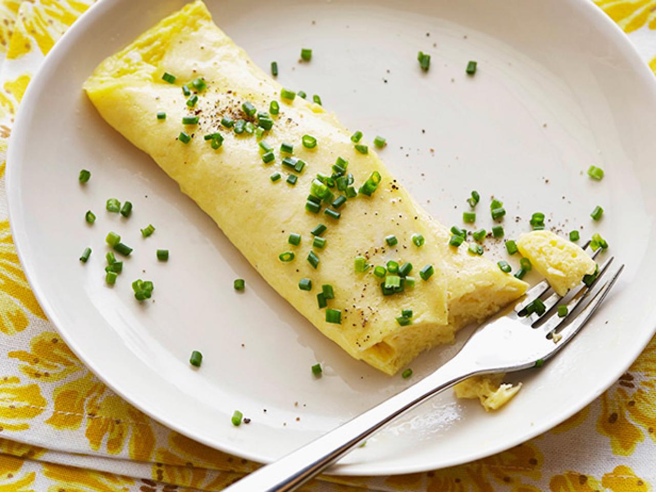 The art of the French omelette 🍳👏 This classic French dish only