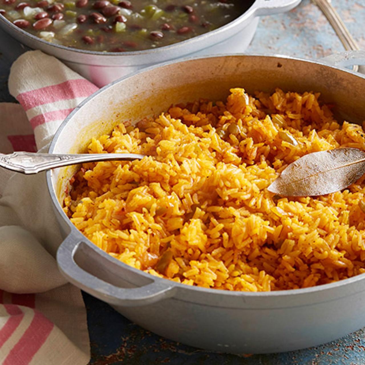 How to Make Spanish Yellow Rice in a Rice Cooker - FoodieZoolee