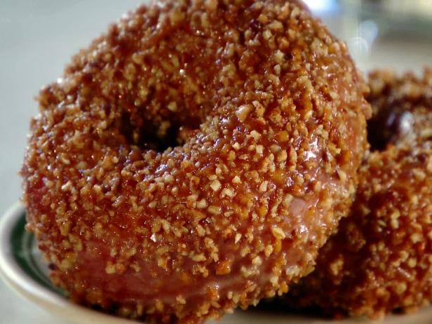 https://food.fnr.sndimg.com/content/dam/images/food/fullset/2013/2/21/0/DV1608H_butter-pecan-donuts-recipe_s4x3.jpg.rend.hgtvcom.616.462.suffix/1371614163179.jpeg