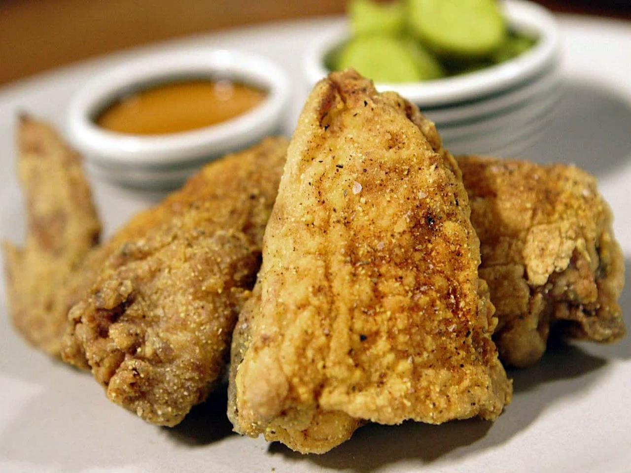 https://food.fnr.sndimg.com/content/dam/images/food/fullset/2013/2/25/0/ED0311H_fried-chicken-recipe-12_s4x3.jpg.rend.hgtvcom.1280.960.suffix/1371614161053.jpeg