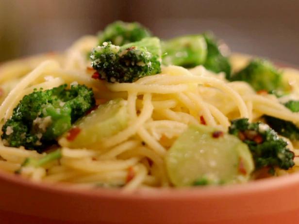 Spaghetti And Broccoli Aglio Olio Recipe Jeff Mauro Food Network