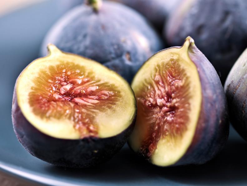 Plate of sliced figs