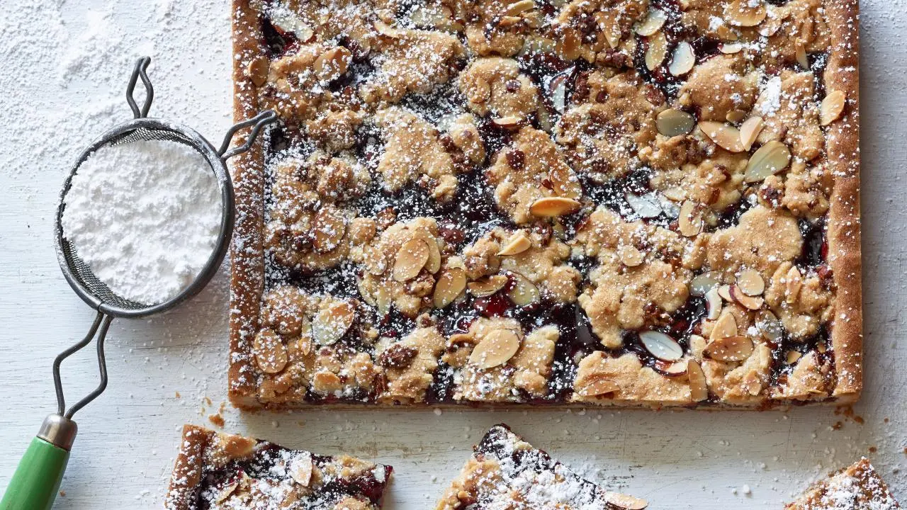 Classic Raspberry Crumble Bars