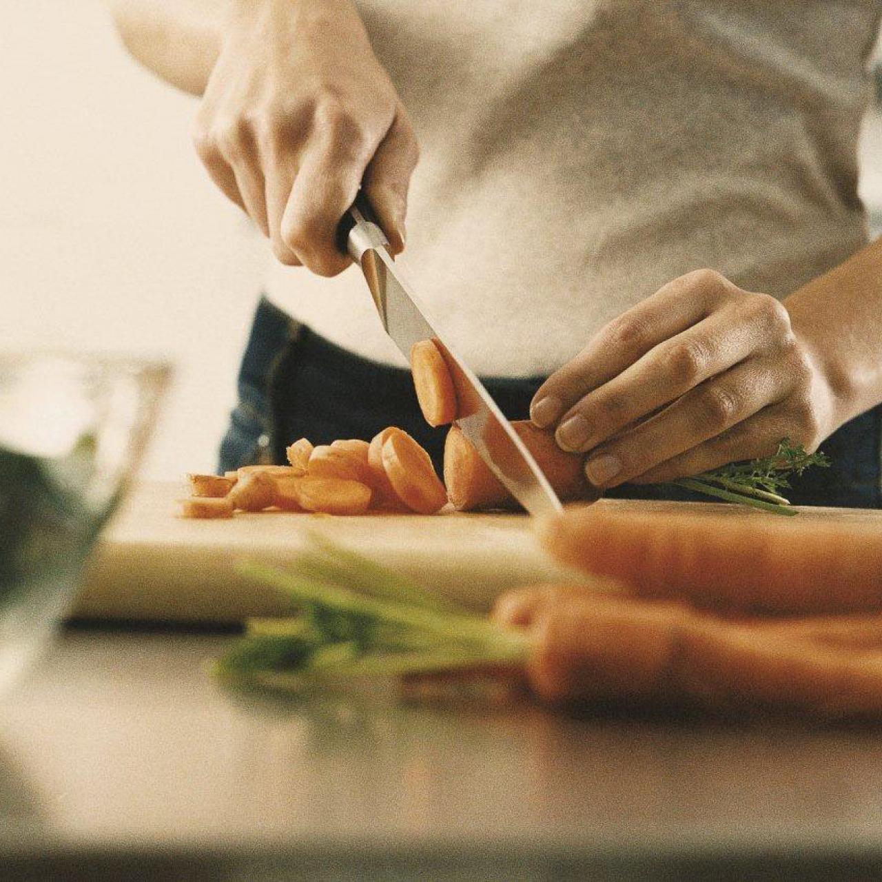 https://food.fnr.sndimg.com/content/dam/images/food/fullset/2013/3/25/0/HE_cutting-vegetables-thinkstock-02_s4x3.jpg.rend.hgtvcom.1280.1280.suffix/1371615646551.jpeg