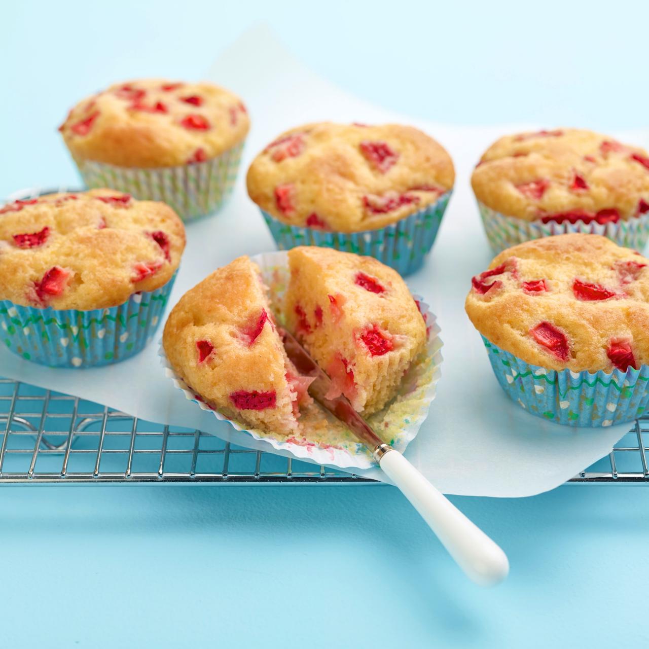 https://food.fnr.sndimg.com/content/dam/images/food/fullset/2013/3/26/0/BX0807H_strawberry-muffins-recipe_s4x3.jpg.rend.hgtvcom.1280.1280.suffix/1393964342122.jpeg