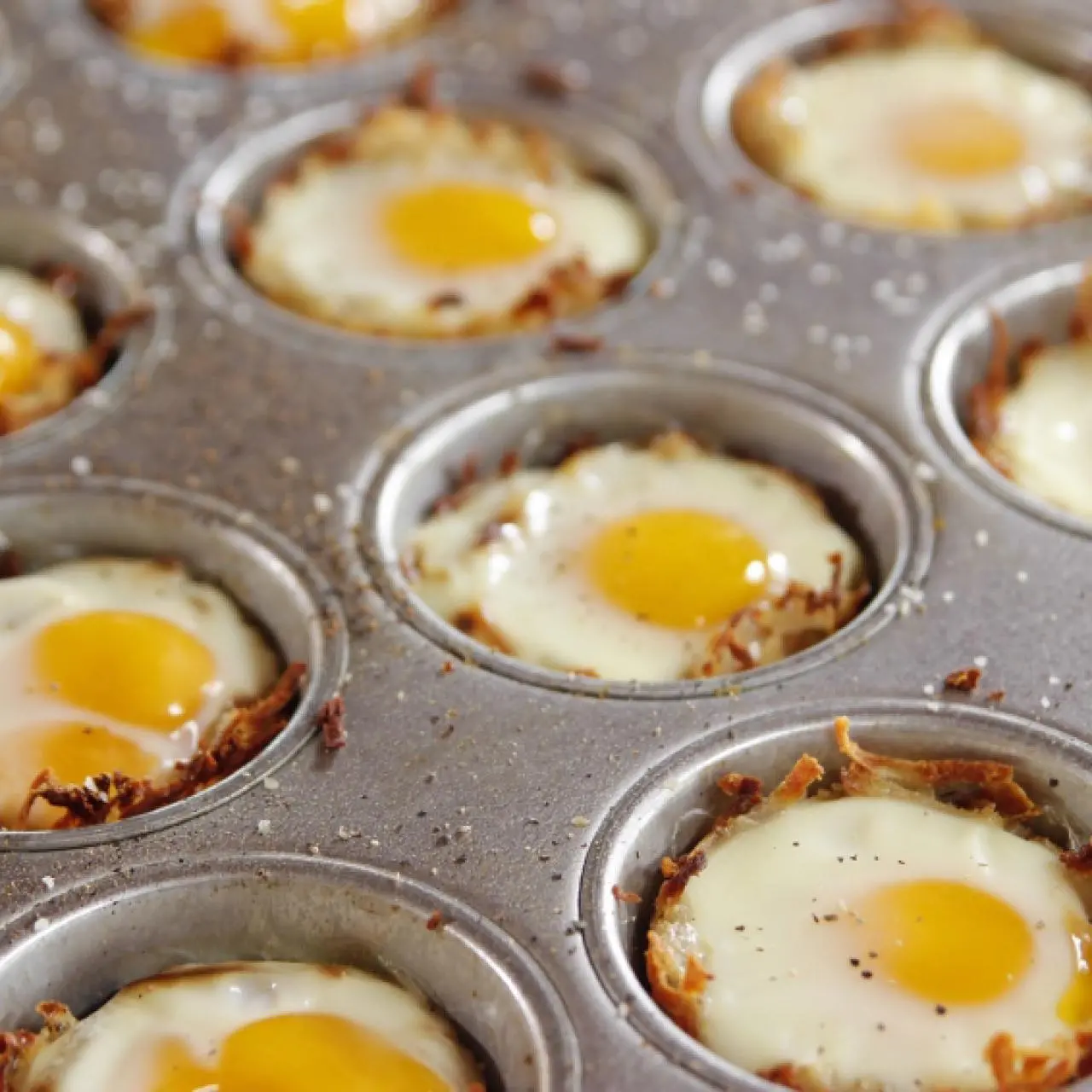 Baked Eggs in Hash Brown Cups-image