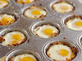 Baked Eggs in Hash Brown Cups