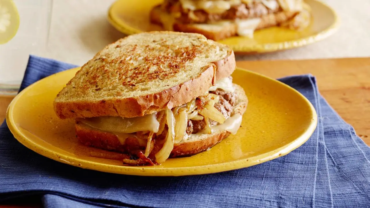 The Pioneer Woman Makes Old-Fashioned Patty Melts