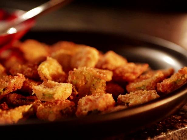 Crispy Fried Pickles with Buttermilk Dipping Sauce_image